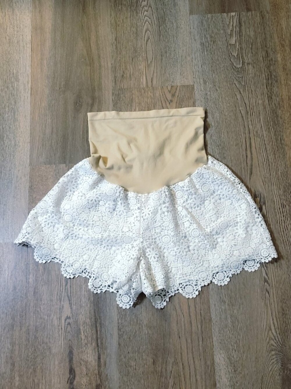 A Pea In The Pod Maternity Lace Short Large Over the Belly Floral Lined Boho
